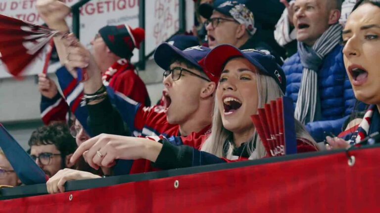 Jeune femme supportrice duc angers